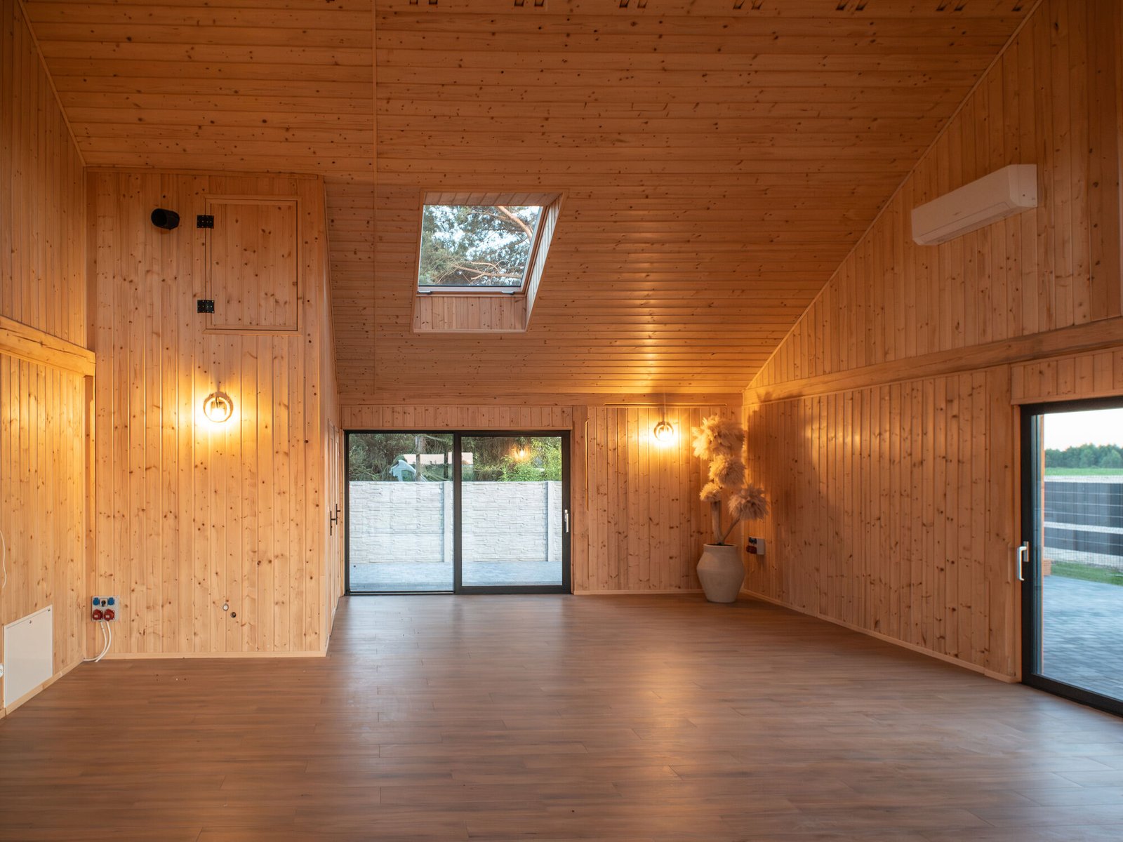 Sala z oknami