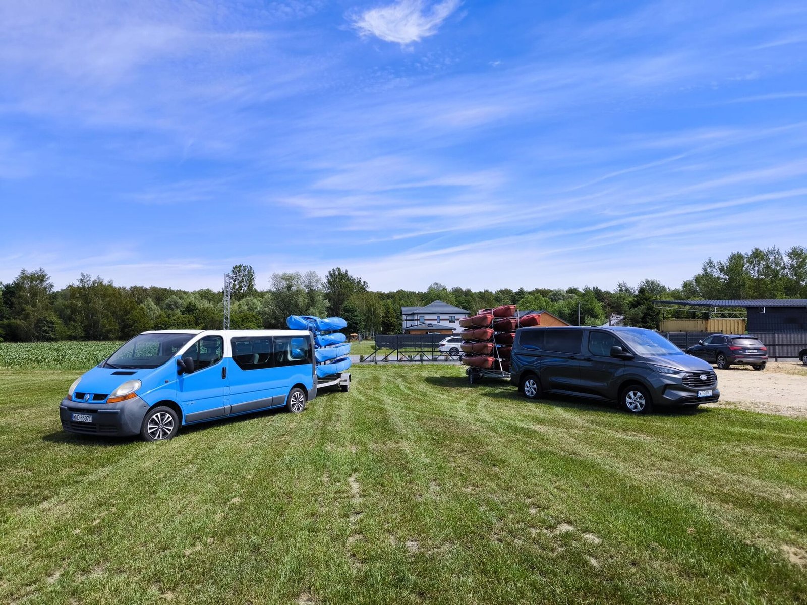 Kajaki na przyczepie — transport na spływ